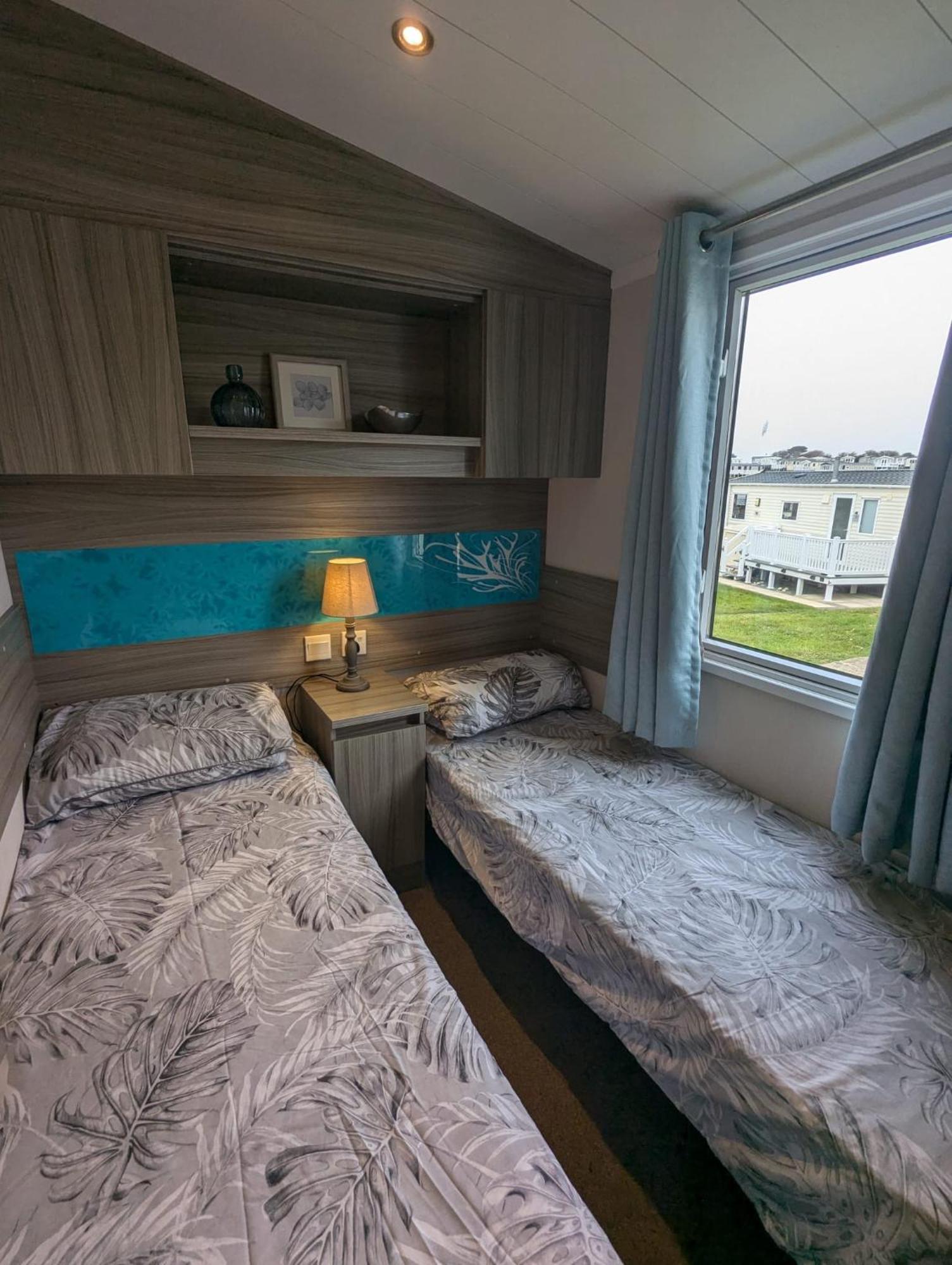 Beautifully Presented Dog Friendly Caravan On Very Popular Littlesea Holiday Haven Park Weymouth Wyke Regis Exterior photo